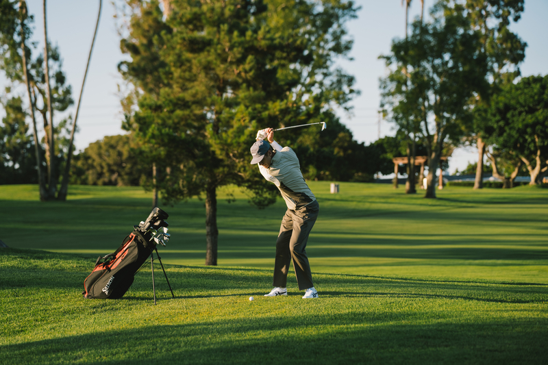 Srixon-golfaaja lyömässä golfkentällä