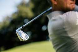 Golfaaja lyö Srixon-raudalla